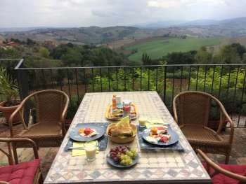 Verheugen op het terras-ontbijt